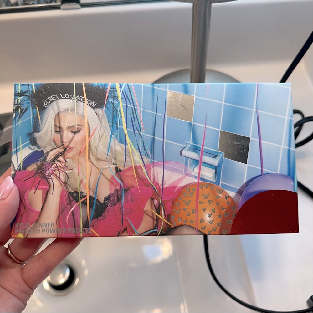 Kylie Jenner Sitting Pretty Eyeshadow Palette